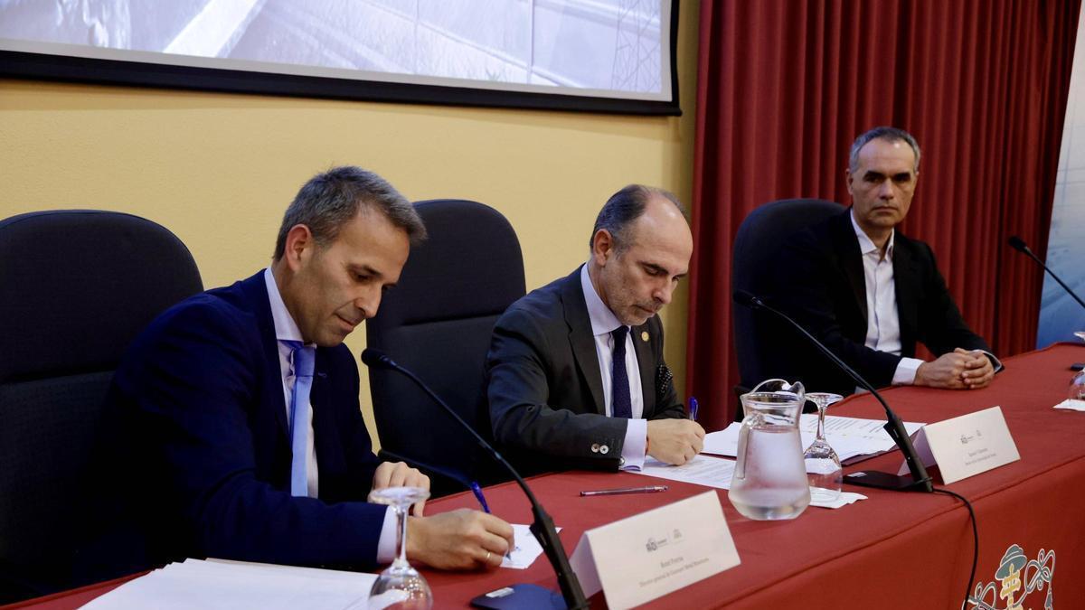 Por la izquierda, René Porrúa, Ignacio Villaverde y Rubén Usamentiaga, durante la firma del acuerdo.