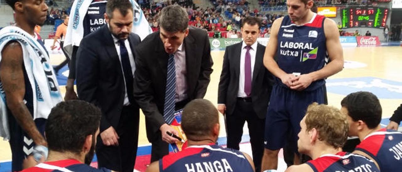 Velimir Perasovic da instrucciones a sus hombres en el banquillo.