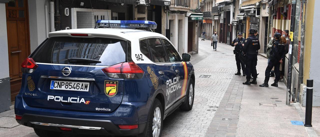 Una patrulla del 091 en una calle del centro de A Coruña.