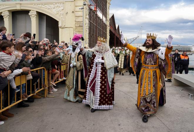 Los Reyes Magos saludan a los niños a su llegada a València