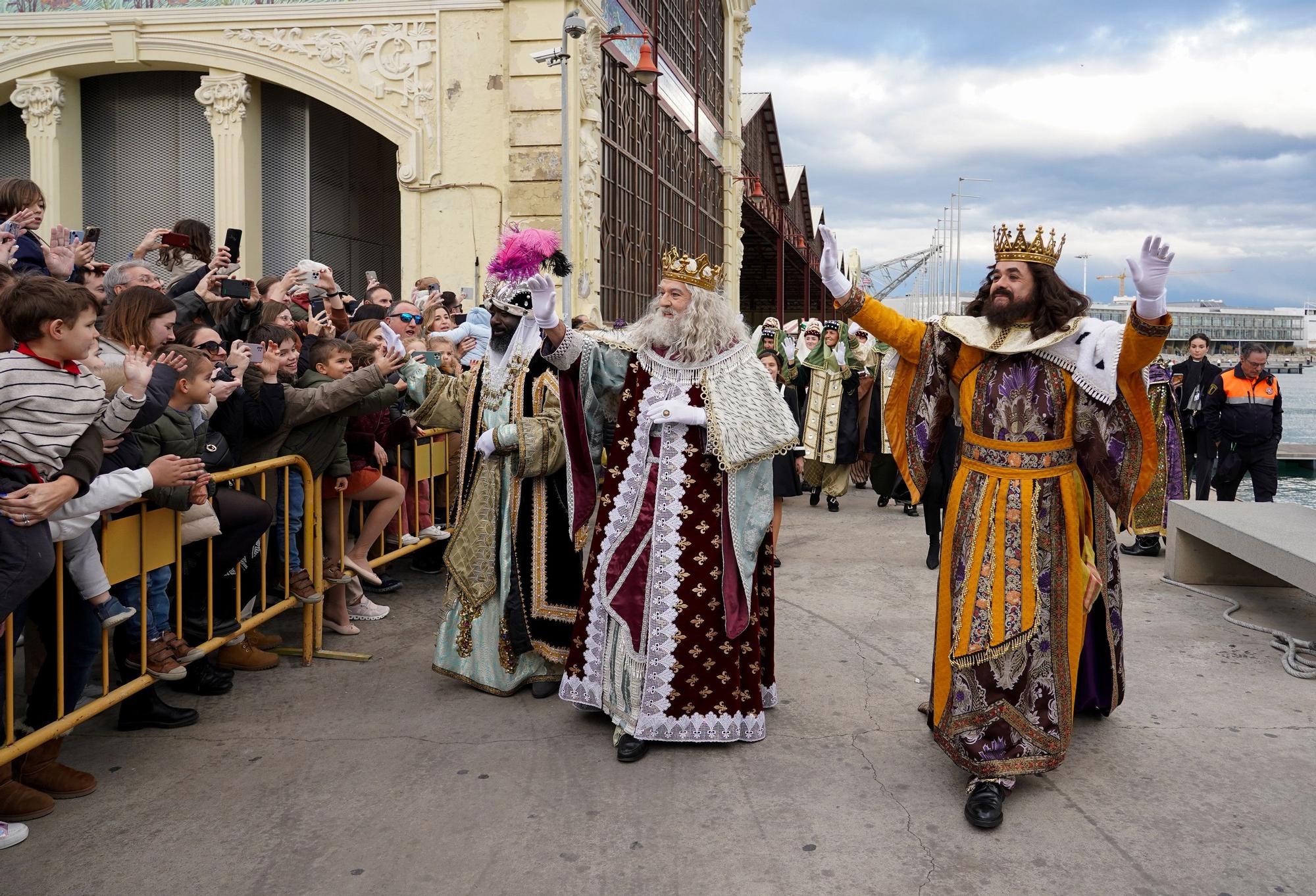 Los Reyes Magos saludan a los niños a su llegada a València