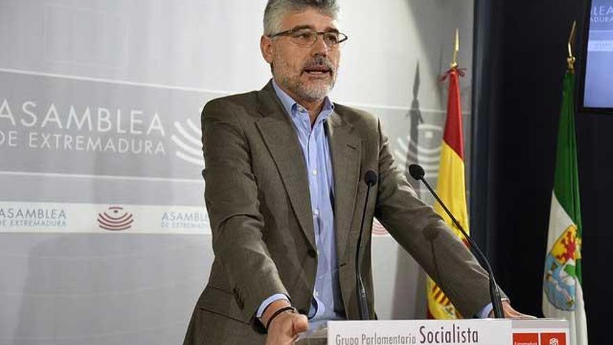 El PSOE califica de &quot;rebajas todo a cien&quot; la reforma fiscal propuesta por el PP para Extremadura