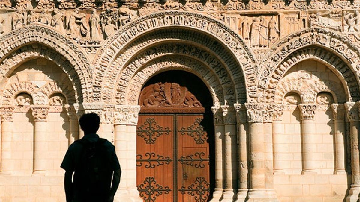 Fachada de la Catedral de Notre Dame la Grande, la joya monumental más sobresaliente de Poitiers.