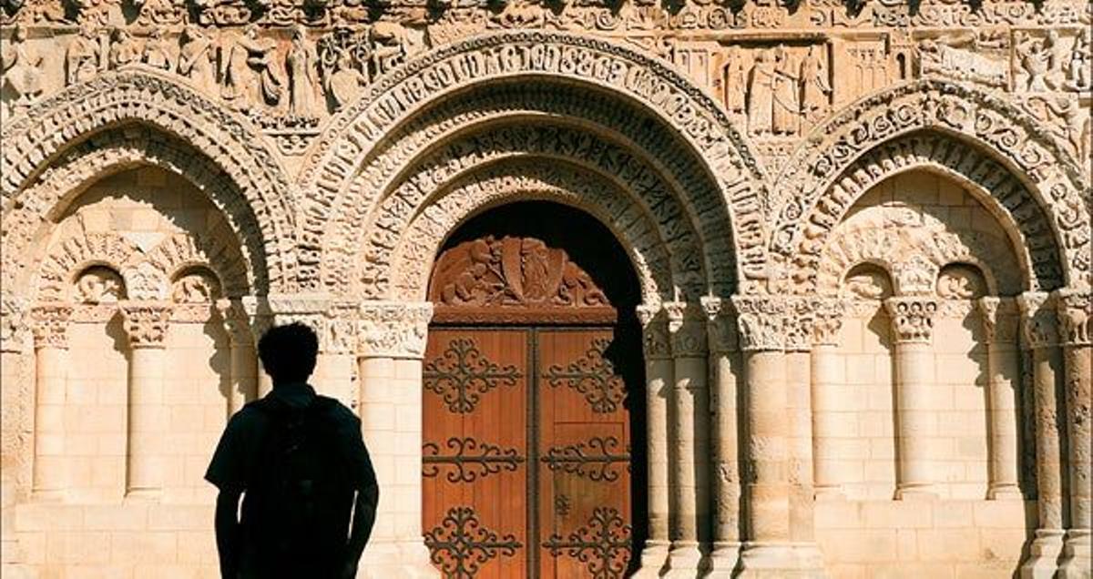 Fachada de la Catedral de Notre Dame la Grande, la joya monumental más sobresaliente de Poitiers.