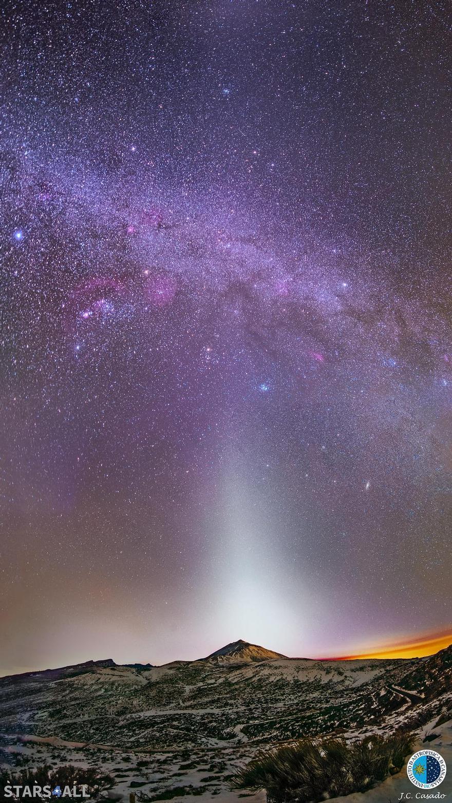 Una brillante luz zodiacal centrada sobre el volcán Teide nevado.