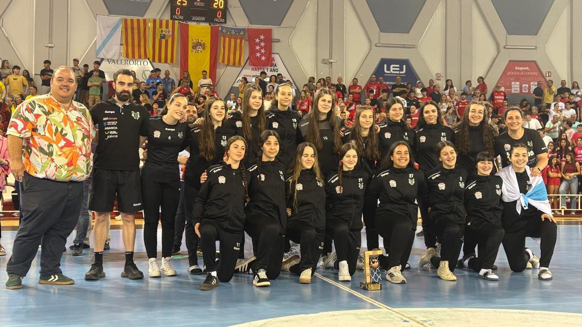 Jugadoras y cuerpo técnico del Escayolas Miguel Santos Cangas con su trofeo.