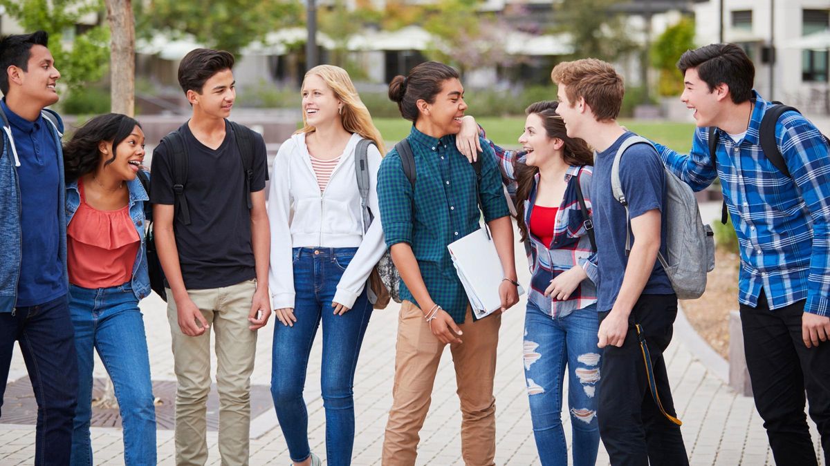 Un grupo de adolescentes hablando