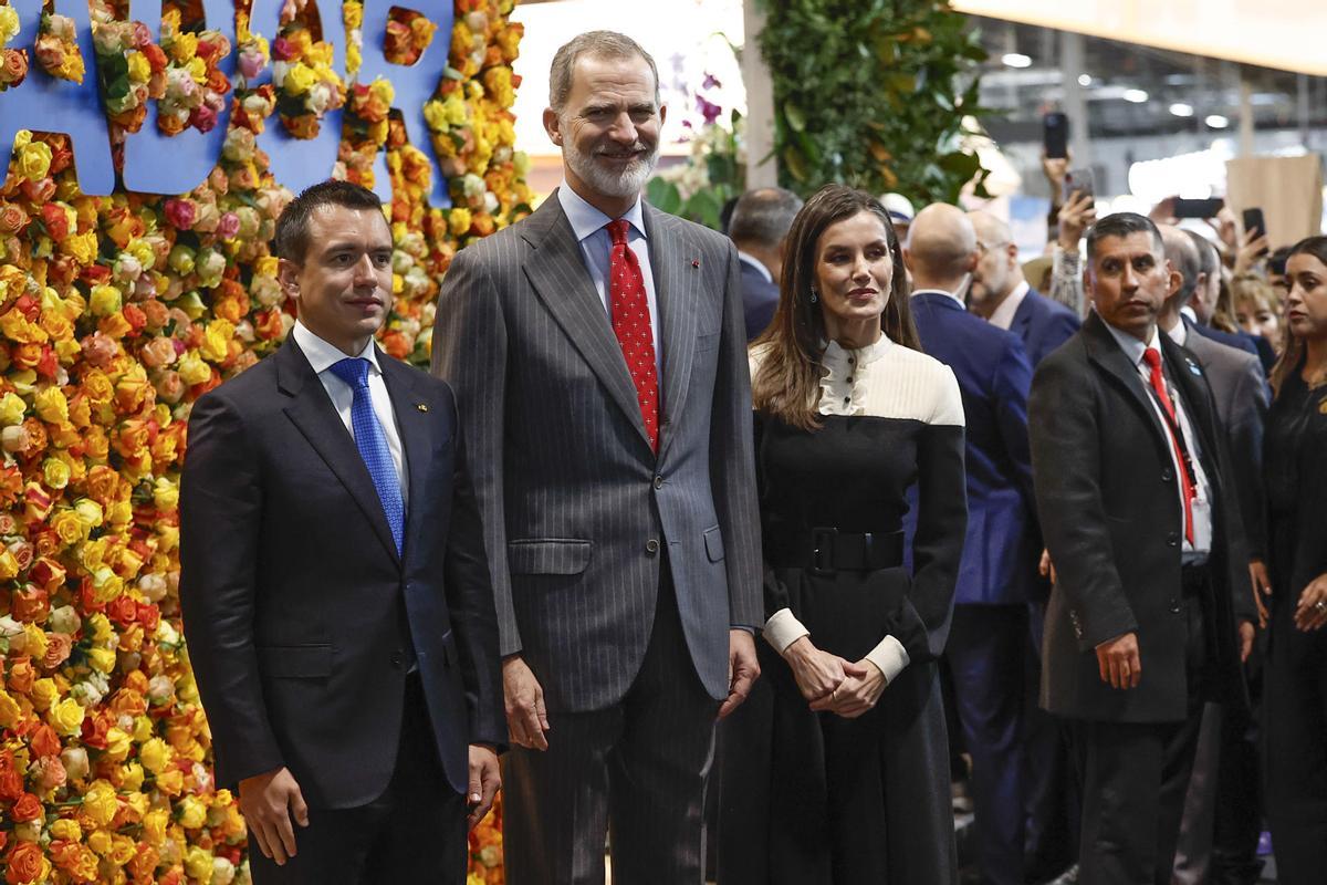 El presidente de Ecuador, Daniel Noboa (i) posa con el rey Felipe VI (c) y la reina Letizia (d) en el stand de su país durante la inauguración de Fitur 2024 en Ifema, Madrid.