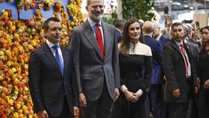 El presidente de Ecuador, Daniel Noboa (i) posa con el rey Felipe VI (c) y la reina Letizia (d) en el stand de su país durante la inauguración de Fitur 2024 en Ifema, Madrid.