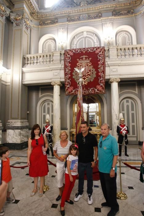 Visita a la Real Senyera en el Ayuntamiento