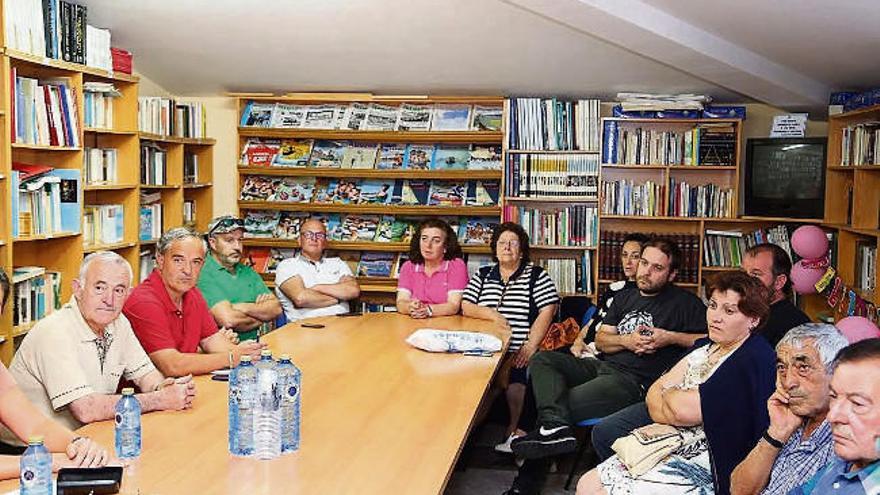 Una reunión entre representantes de clubes y colectivos culturales para reclamar el auditorio.  // Muñiz