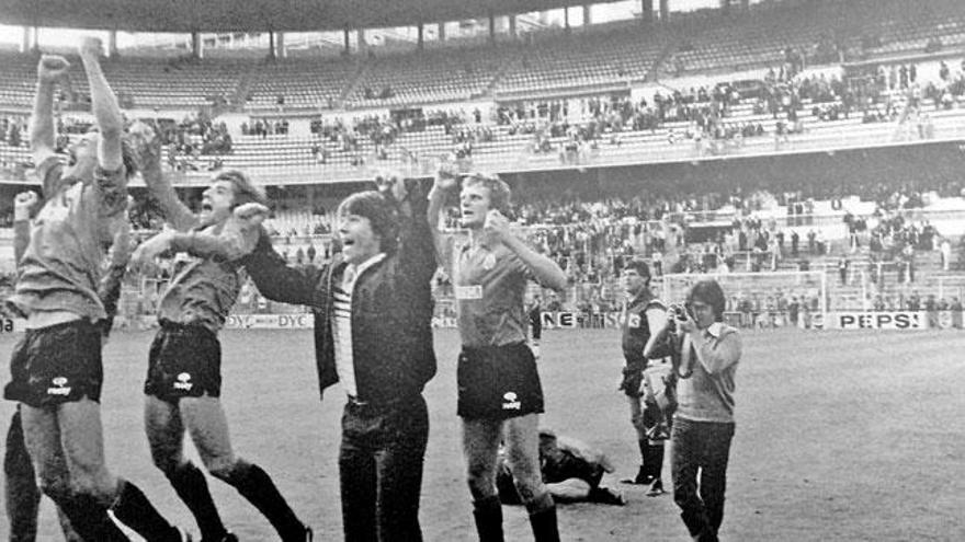 Los rojillos, con Riado a la cabeza, celebran el ascenso en el Bernabéu.