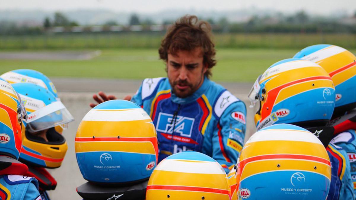 Fernando, junto a los alumnos de su circuito de karts