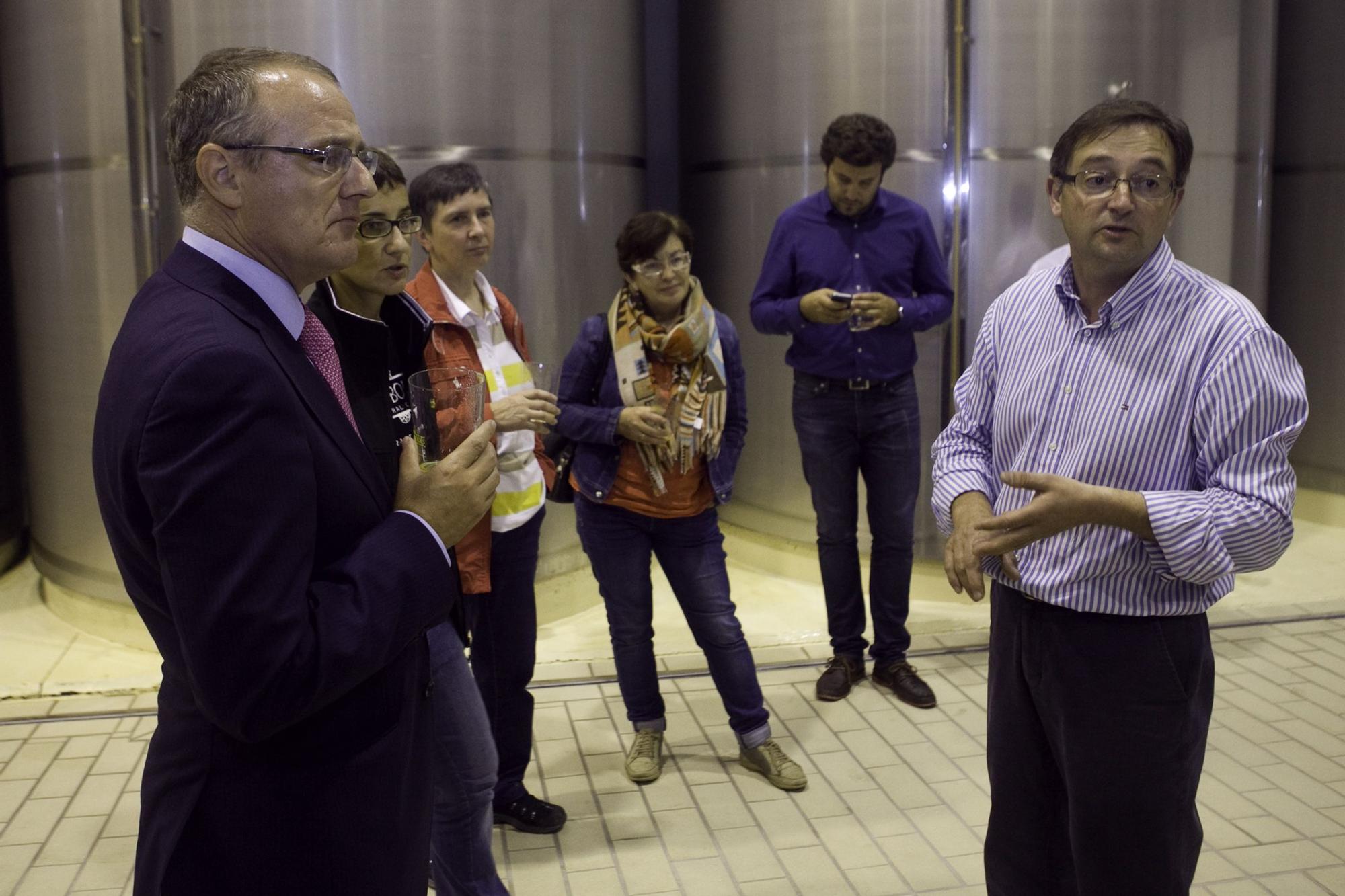 Diego Canga en una visita a las instalaciones del lagar Castañón de Gijón