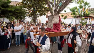 Sirinoques y tajarastes marcan el ritmo de la romería de la subida del trono de la Virgen de las Nieves hasta el Real Santuario