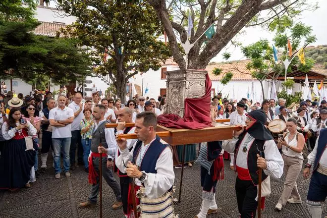 Subida del trono de la Virgen de las Nieves