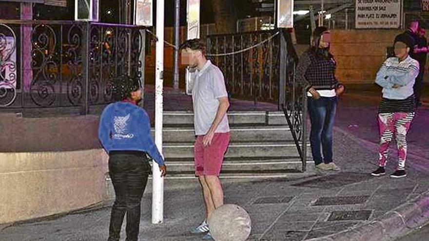 La prostitución callejera es una práctica habitual en la calle Punta Ballena.