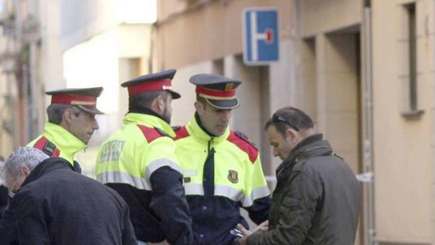 Policías recogen pruebas en el lugar del crimen de Vila-seca.