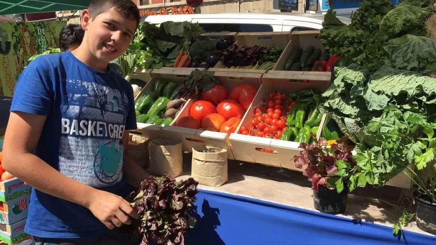 El tomate, estrella de la feria de la huerta de Posada: &quot;Lo quitan de las manos&quot;