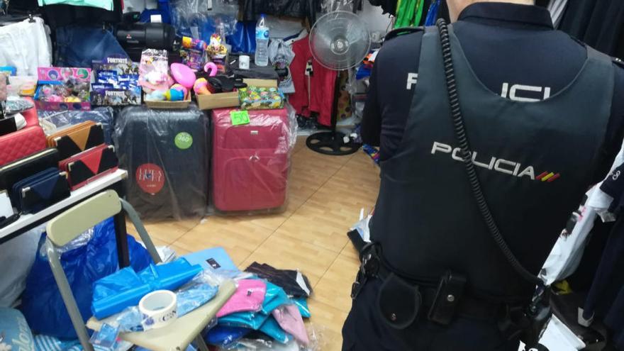 La Policía Nacional decomisa 750 artículos falsos en tiendas de Palmanova