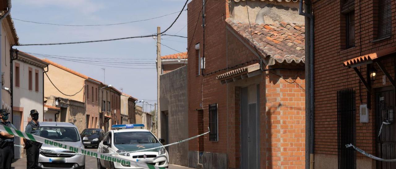 La Guardia Civil corta la calle en la que ocurrió la agresión con cuchillo en Villarrín.