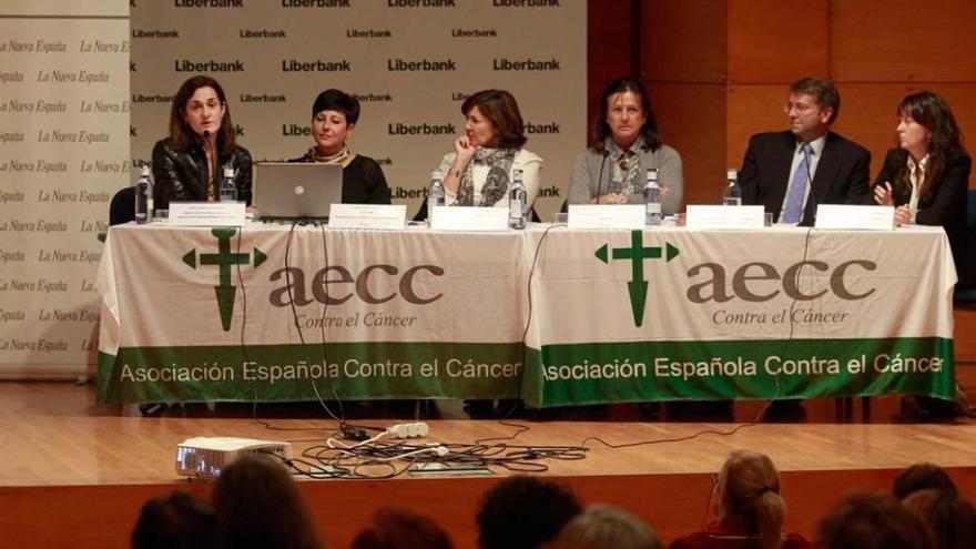 De izquierda a derecha, Ana Llaneza, Isabel Sierra, Margarita Fuente, Margarita Collado, Daniel Camporro y Teresa Sampedro.