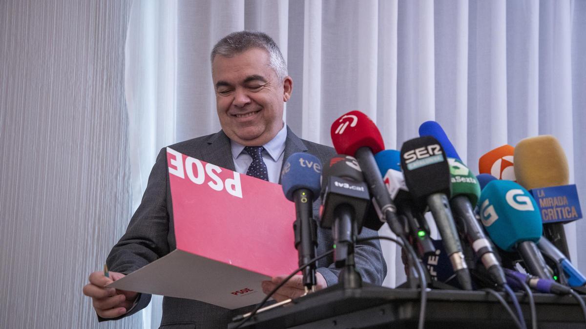 El secretario organizacion del PSOE, Santos Cerdán explica el acuerdo, esta mañaa