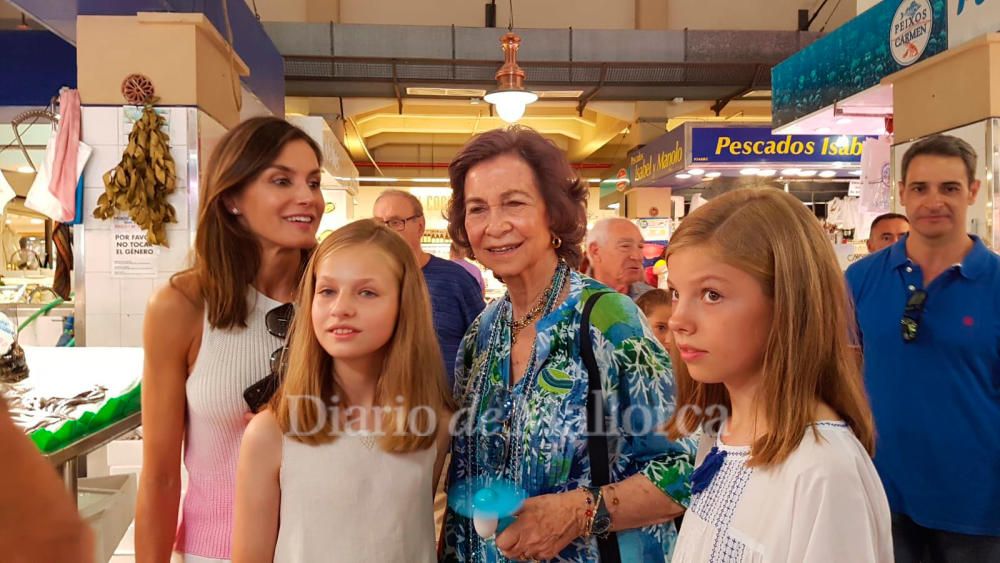 Doña Sofía y Doña Letizia, juntas en la pescadería