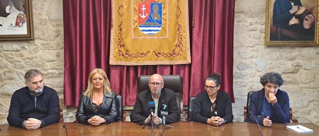 Sestayo y Adolfo Muiños con representantes de la conservera rianxeira. |   // FARO