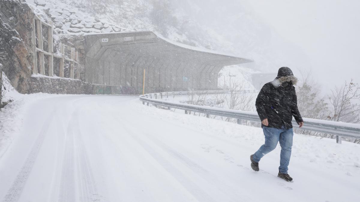 Temporal de nieve en el puerto de San Isisdro