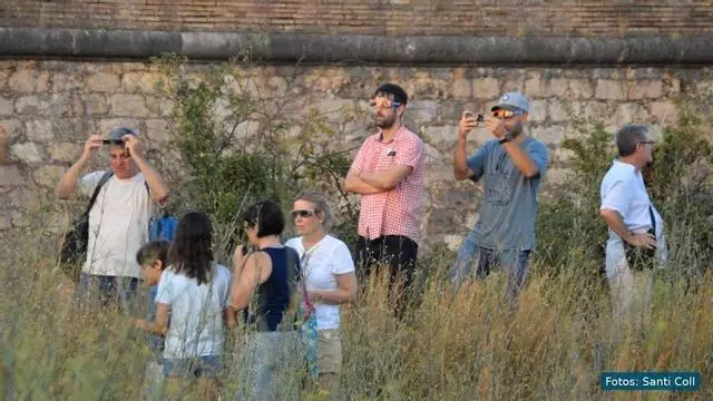 L'Alt Empordà s'enfosqueix amb un eclipsi de Sol que agermana la gent en plena temporada turística