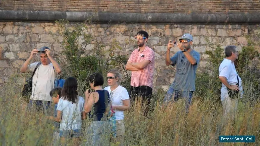 L'Alt Empordà s'enfosqueix amb un eclipsi de Sol que agermana la gent en plena temporada turística