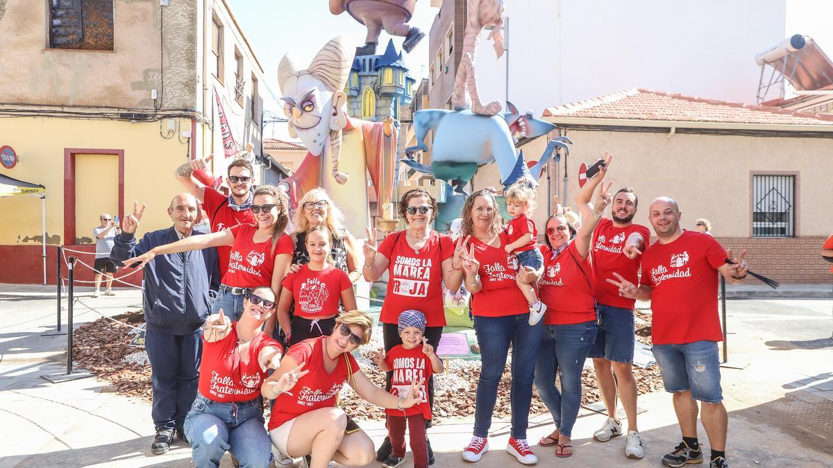 Miembros de la comisión de la Falla Fraternidad, la llamada &quot;Marea Roja&quot;.