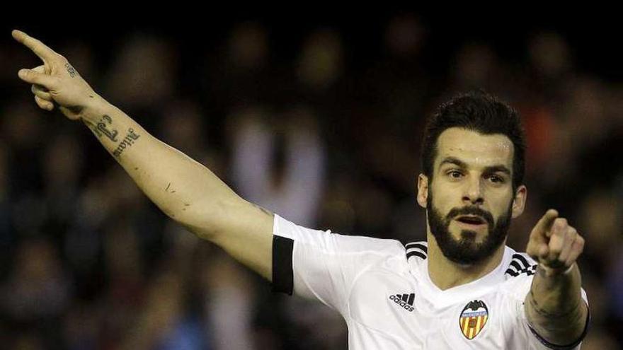 Álvaro Negredo en la disputa de un partido de la Europa League.