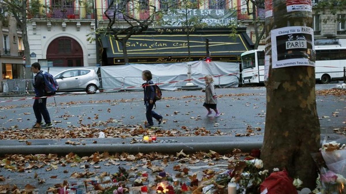 Unos niños pasan ante la sala de fiestas Bataclan, este miércoles, en París.