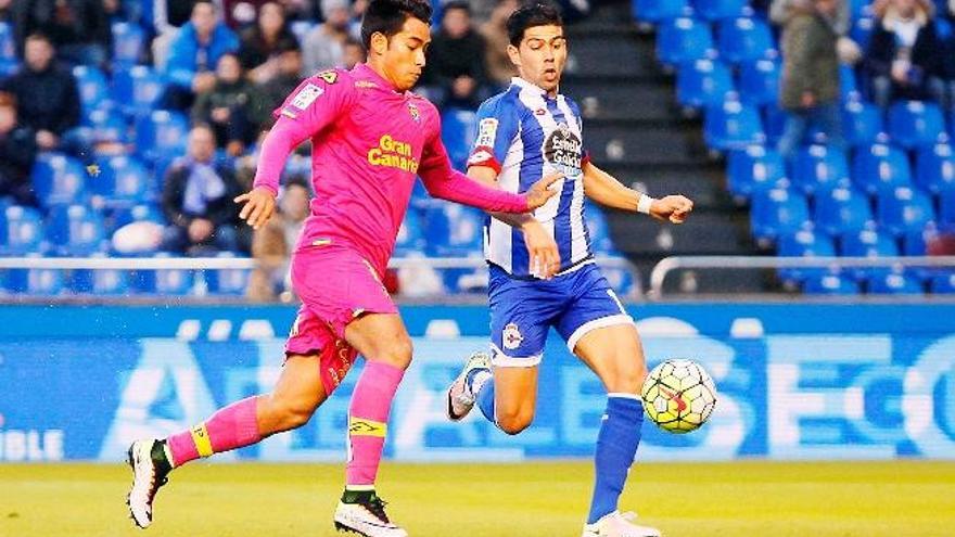 Araujo, en Riazor, en la disputa de la última jornada.