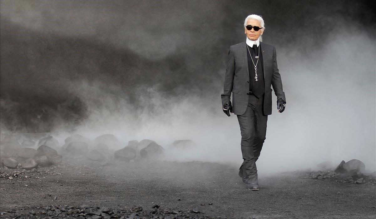 El diseñador alemán Karl Lagerfeld aparece al final de su colección de moda para mujer otoño-invierno 2011 2012 lista para usar, para la casa de moda francesa Chanel durante la Semana de la Moda de París, el 8 de marzo de 2011.