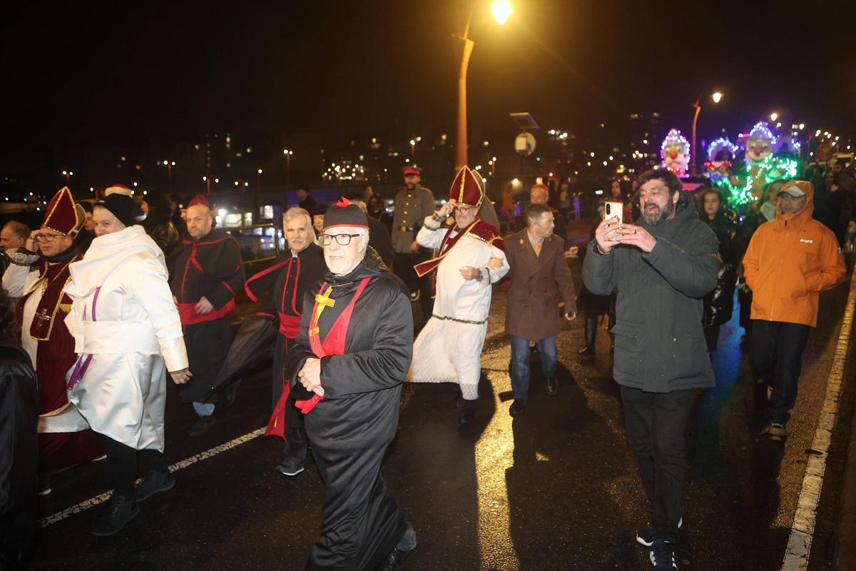 A Coruña llora el fin del Entroido en el entierro de la sardina