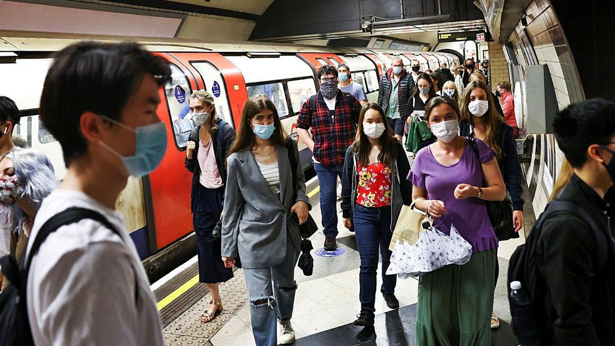 Ciutadans amb mascareta al metro de Londres.  | HENRY NICHOLLS (REUTERS)