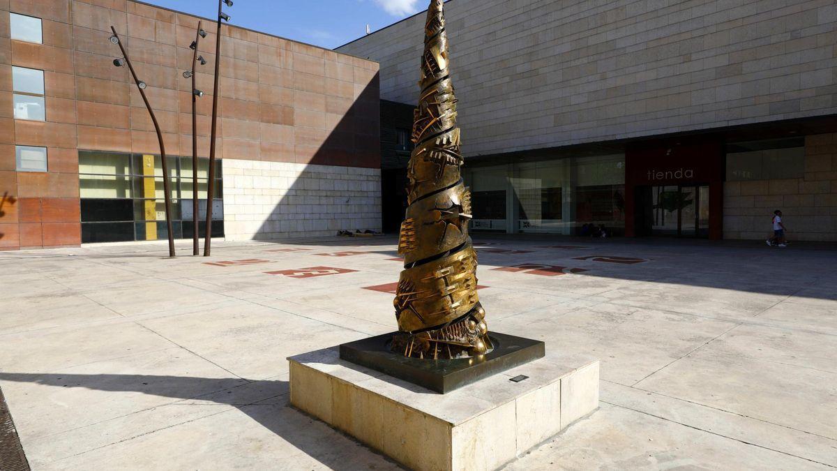 La escultura 'Torre Spirale', de Arnaldo Pomodoro, se exhibía hasta hace no mucho junto al Centro de Historias.