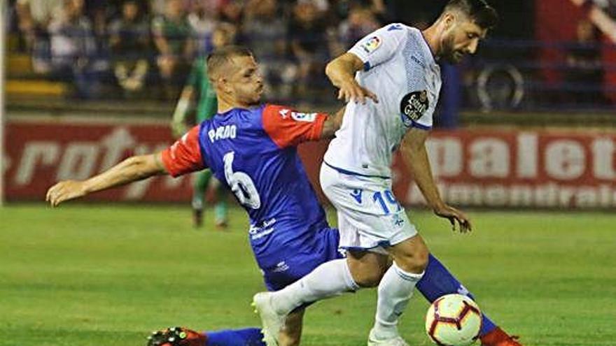 Borja Valle con el balón ante un defensor del Extremadura en el partido de la primera vuelta.