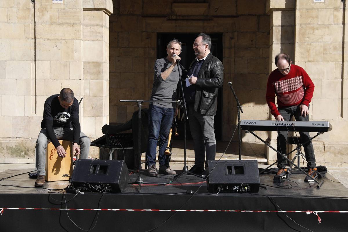 Santiago Gutiérrez, de Ajo Band, junto a Antón Caamaño durante el acto de este sábado.