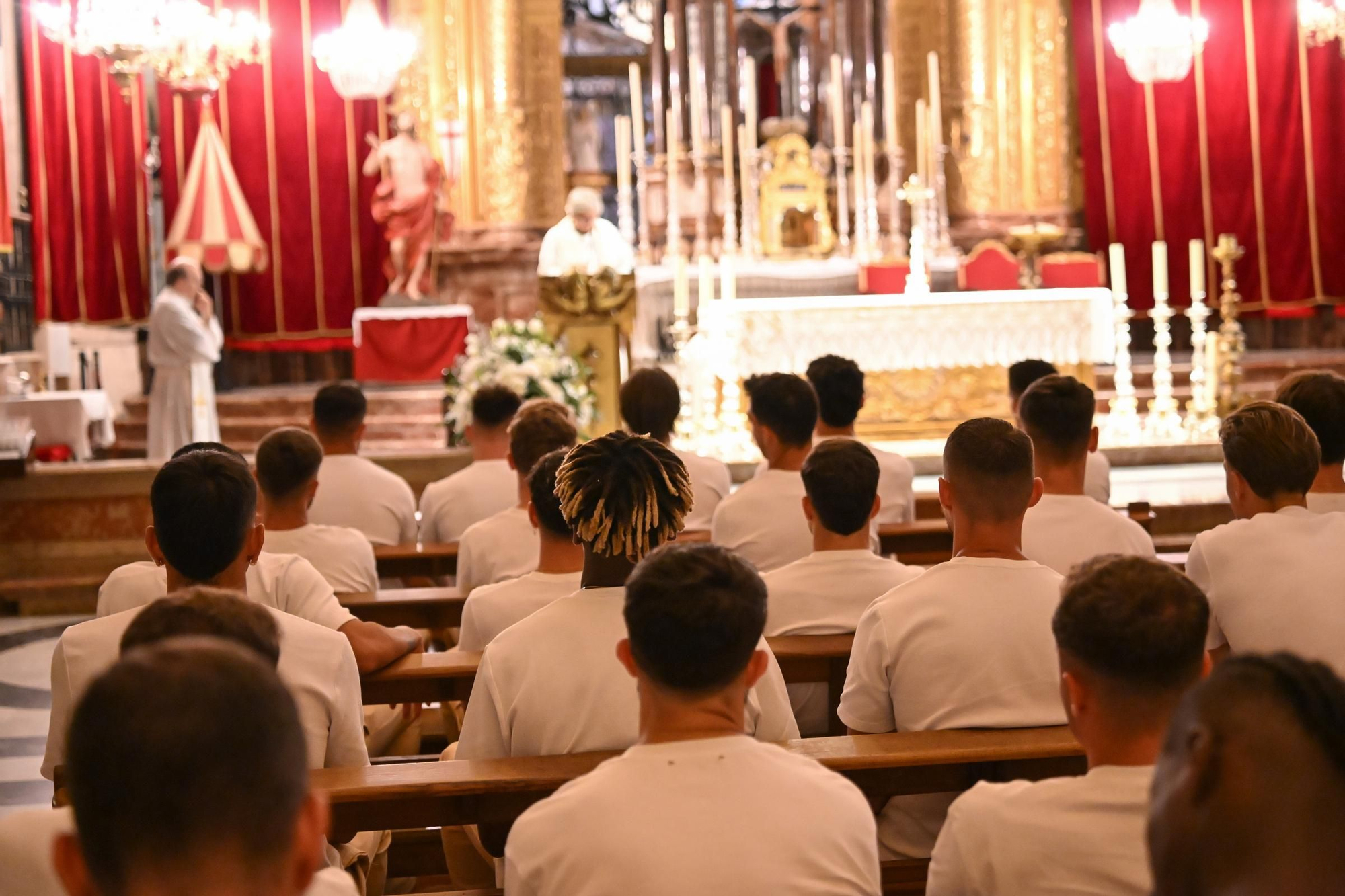 Ofrenda de flores del Elche CF a la Virgen por el ascenso a Primera