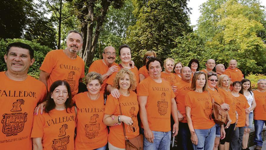 Un grupo de personas con el apellido Valledor, el sábado, en el Campo San Francisco de Oviedo.