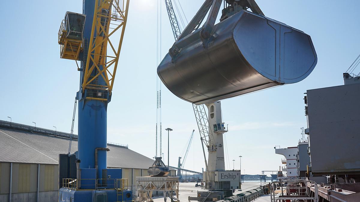 Descarga de sólidos a granel en el muelle de Castella del Port de Tarragona, en 2021.