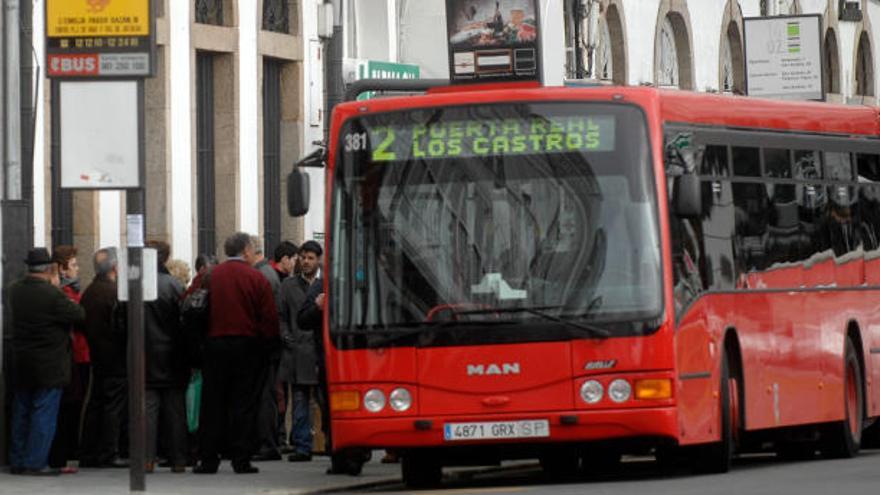 Un autobús estacionado en Puerta Real. / Fran Martínez