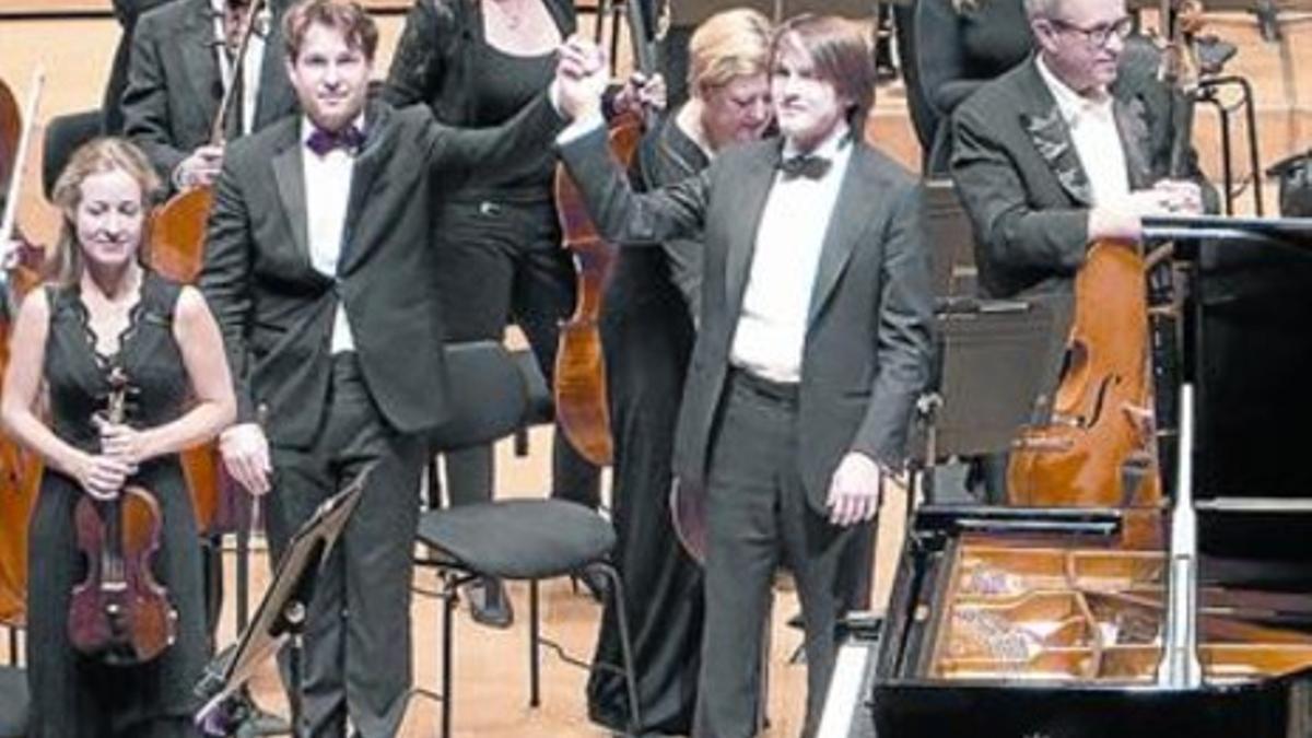 Daniil Trifonov, junto al piano, saluda al público del Auditori, el jueves.