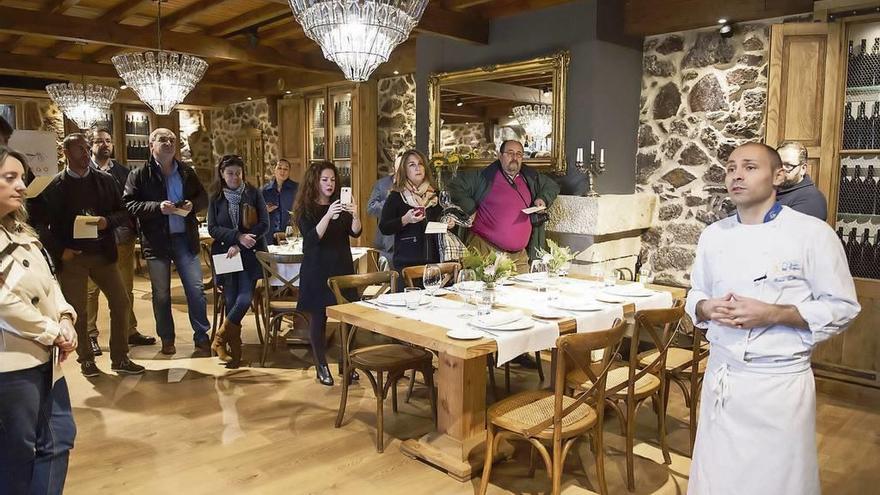 Marco Varela, a la derecha en el el nuevo restaurante de autor, de Casal de Armán durante la presentación. // Brais Lorenzo