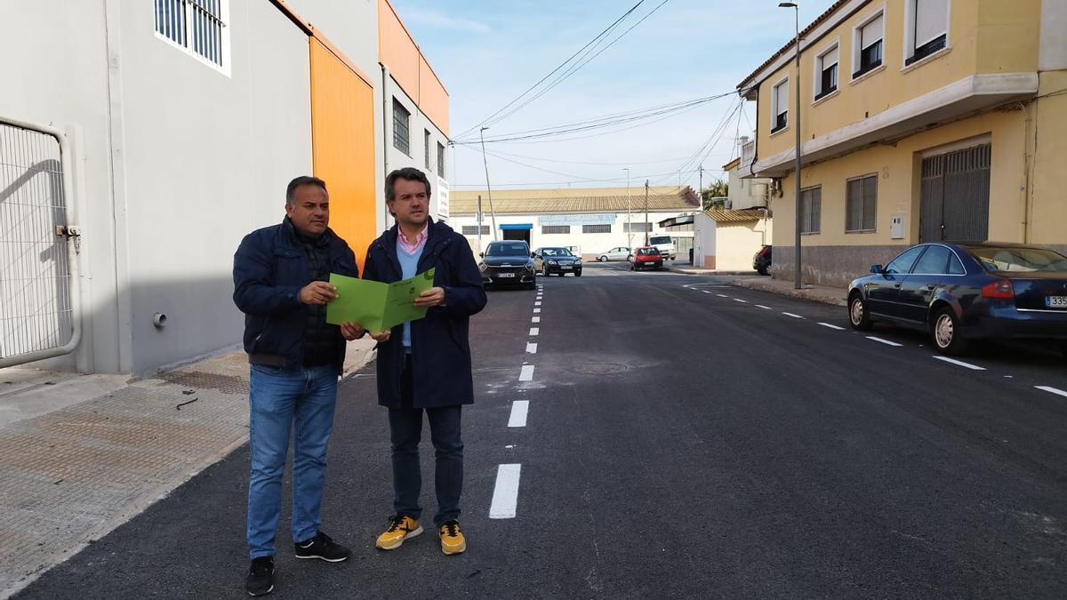 El alcalde de Benejúzar, Vicente Cases, y el edil Cayetano Jara, en la visita al renovado polígono.