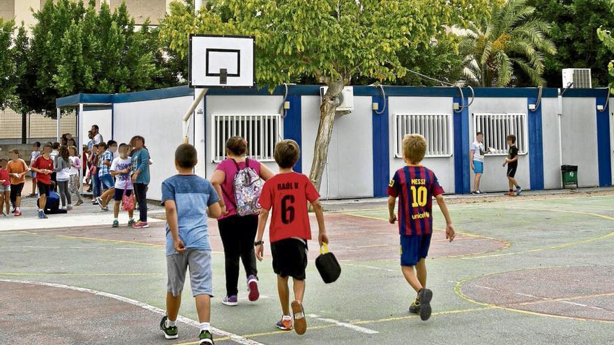 Los siete barracones que permanecen en el colegio de Las Bayas, donde la previsión era que las obras empezaran a finales de este año.